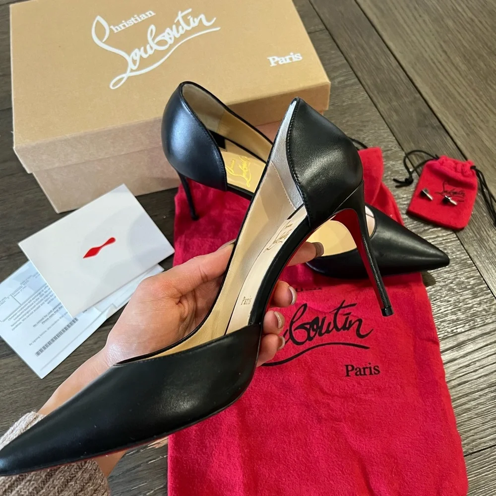 Description
•   Christian Louboutin Leather Pumps
•   Black
•   Pointed-Toes - Picture 3 of 10